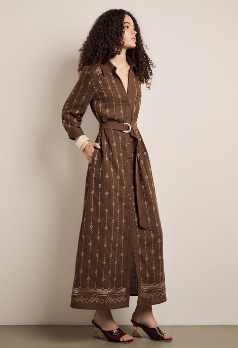 Maxi dress with embroidery and belt.