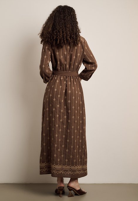 Maxi dress with embroidery and belt.