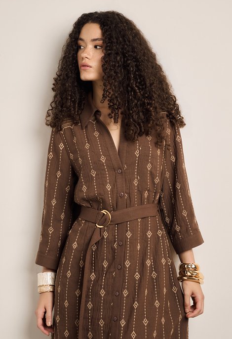Maxi dress with embroidery and belt.
