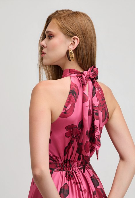 Floral maxi αμπιγιέ φόρεμα με halter λαιμό και δέσιμο