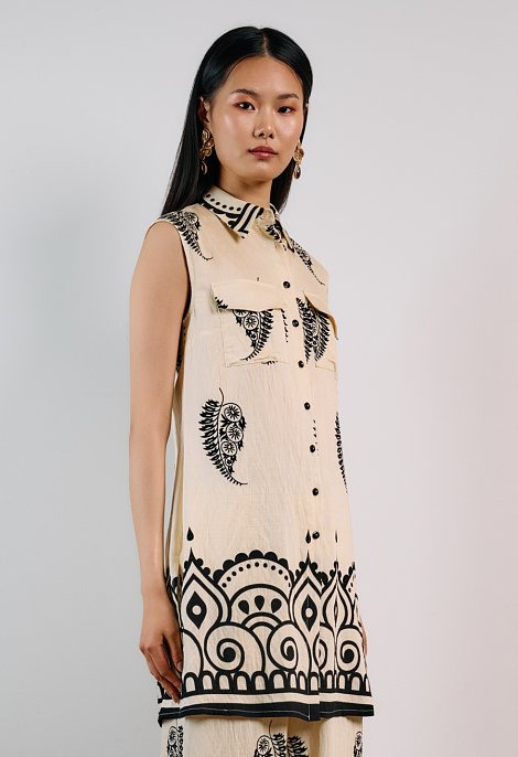 Sleeveless shirt with pattern