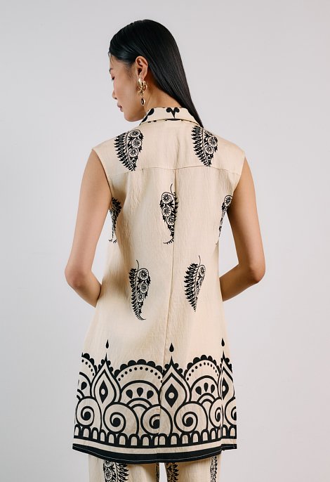 Sleeveless shirt with pattern