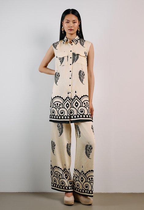 Sleeveless shirt with pattern