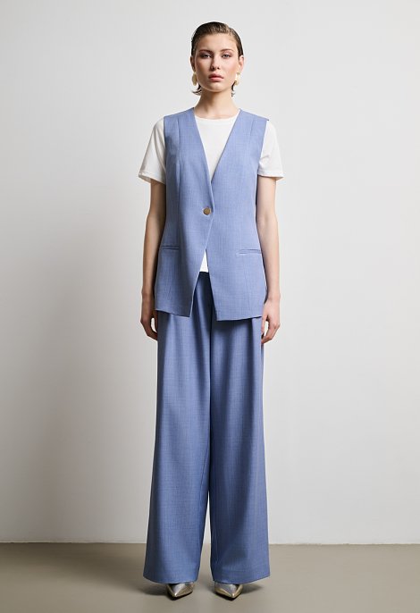 Sleeveless vest with back belt