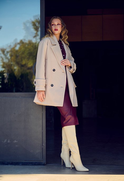 Short coat with double-breasted fastening