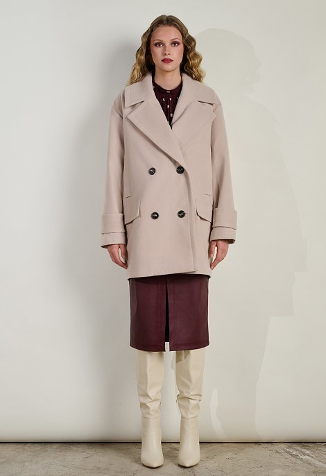 Short coat with double-breasted fastening