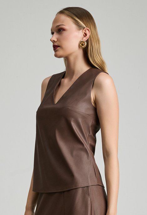Sleeveless top with leather effect