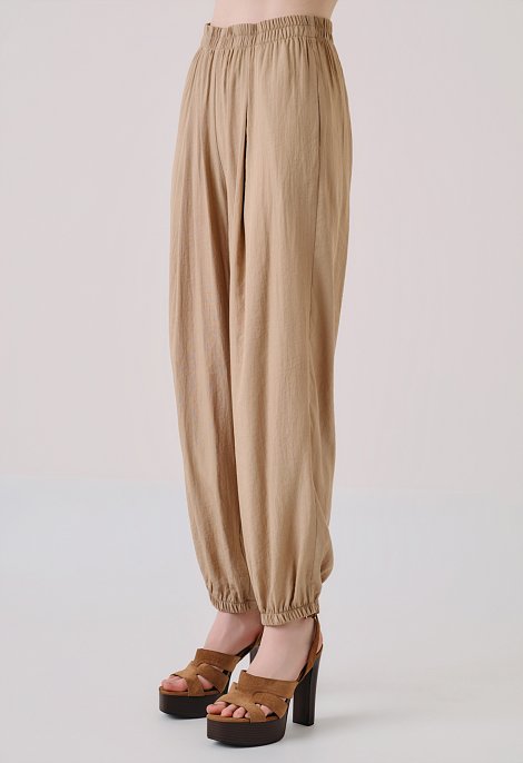 Flowy trousers with an elastic waistband