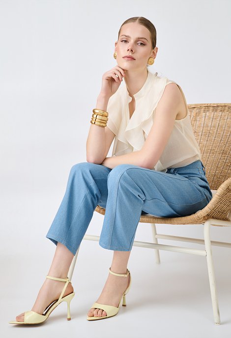 Sleeveless shirt with ruffles