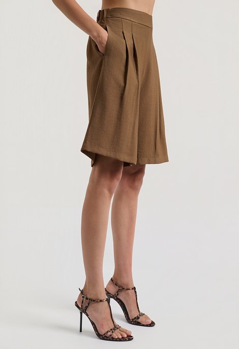 Pleated bermuda shorts with an elastic waistband