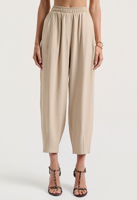 Set with a sleeveless top and balloon pants