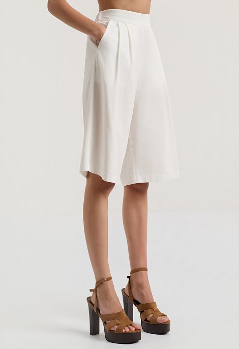 High-waisted bermuda shorts with pleats and pockets