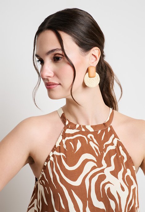 Raffia earrings with wooden detail