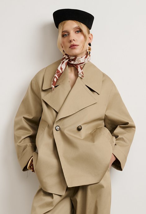 Short trench coat with double-breasted fastening