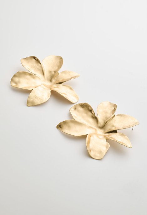 Flower-shaped earrings with a hammered texture