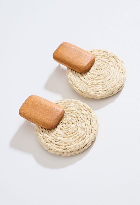 Raffia earrings with wooden detail