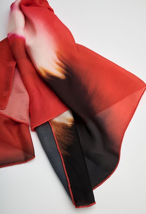 Scarf in red tones