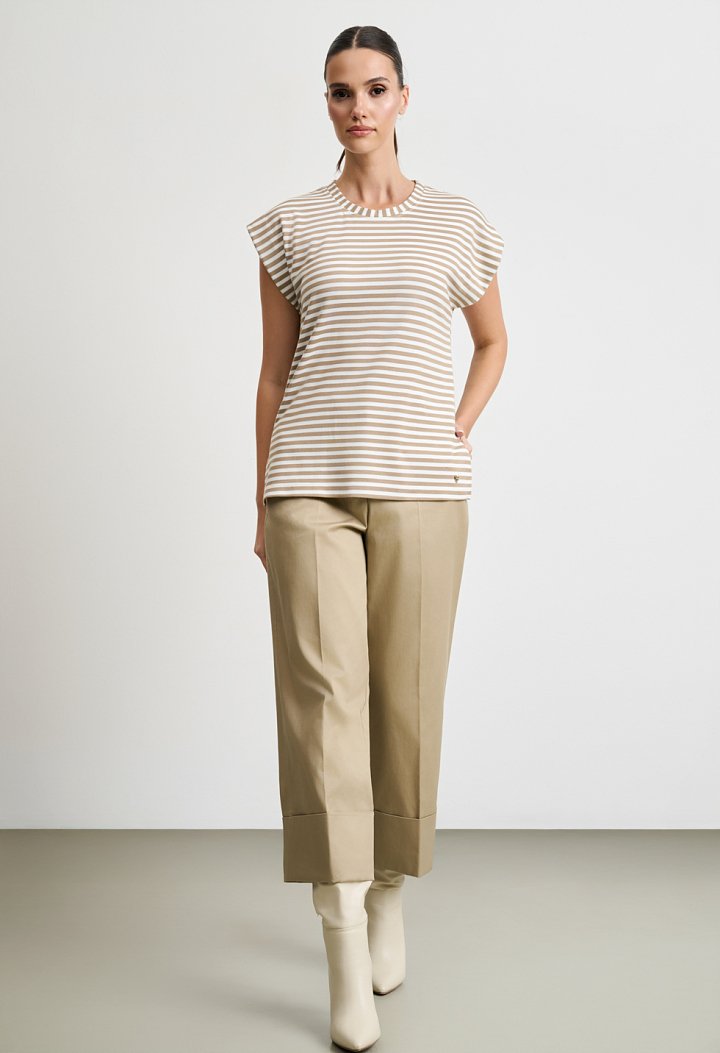 High-waisted trousers with turn-up hem