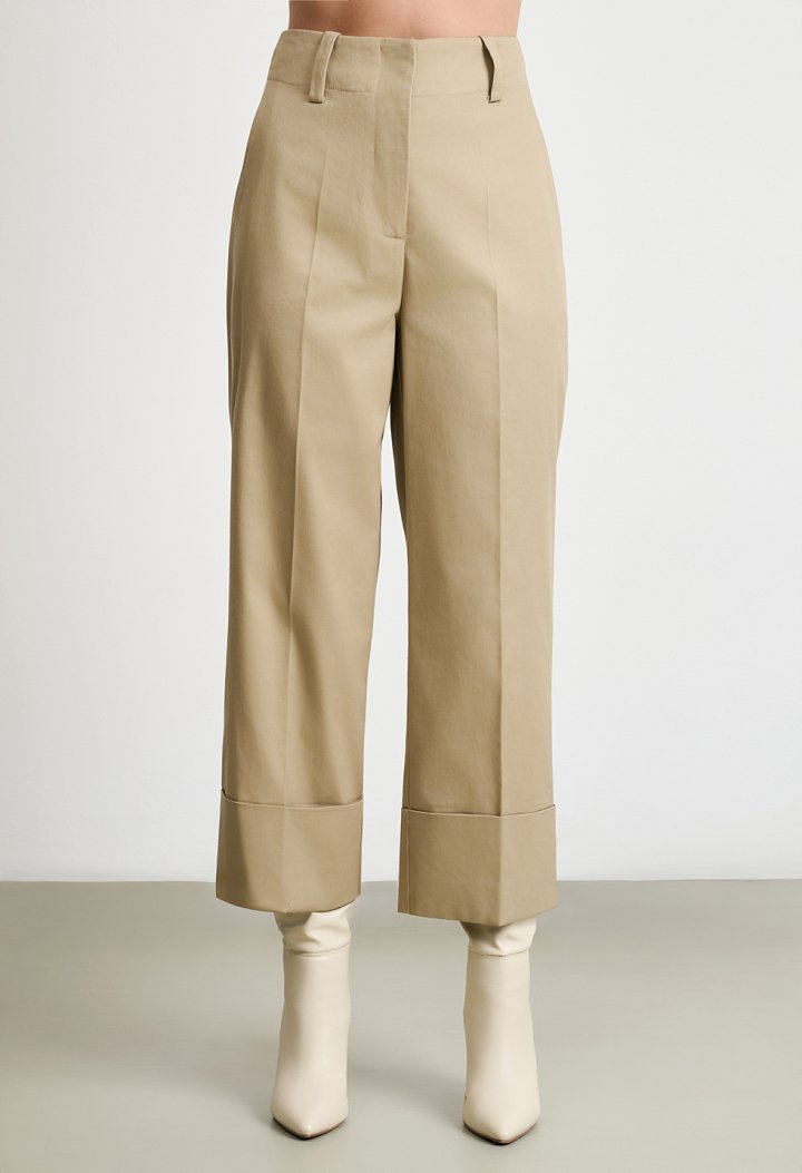 High-waisted trousers with turn-up hem