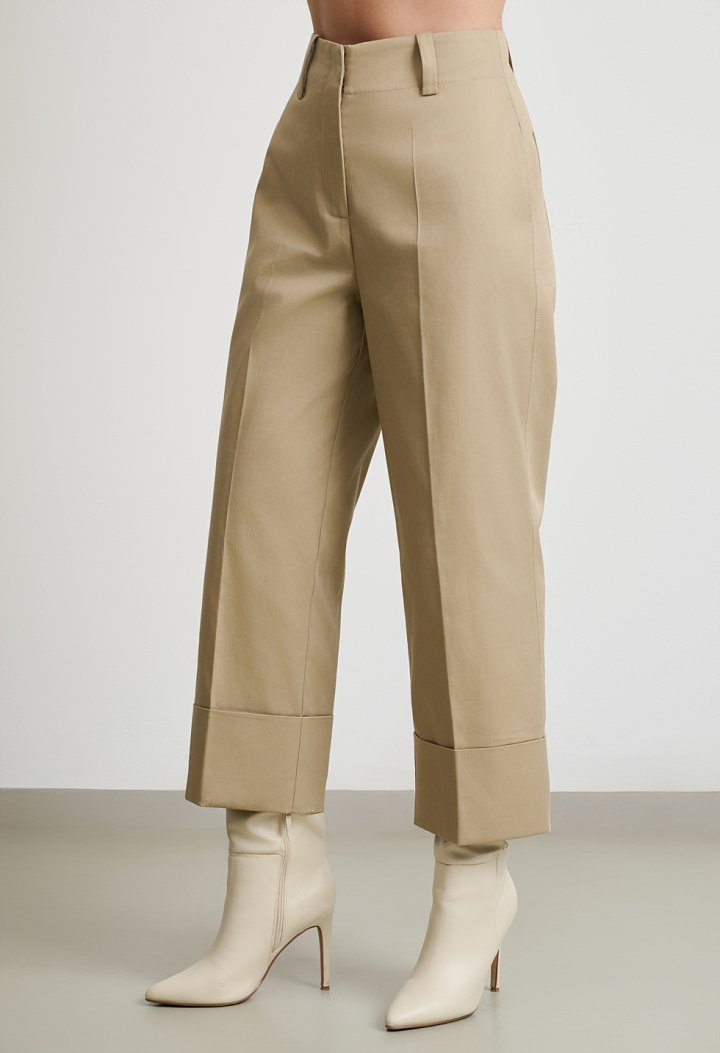 High-waisted trousers with turn-up hem
