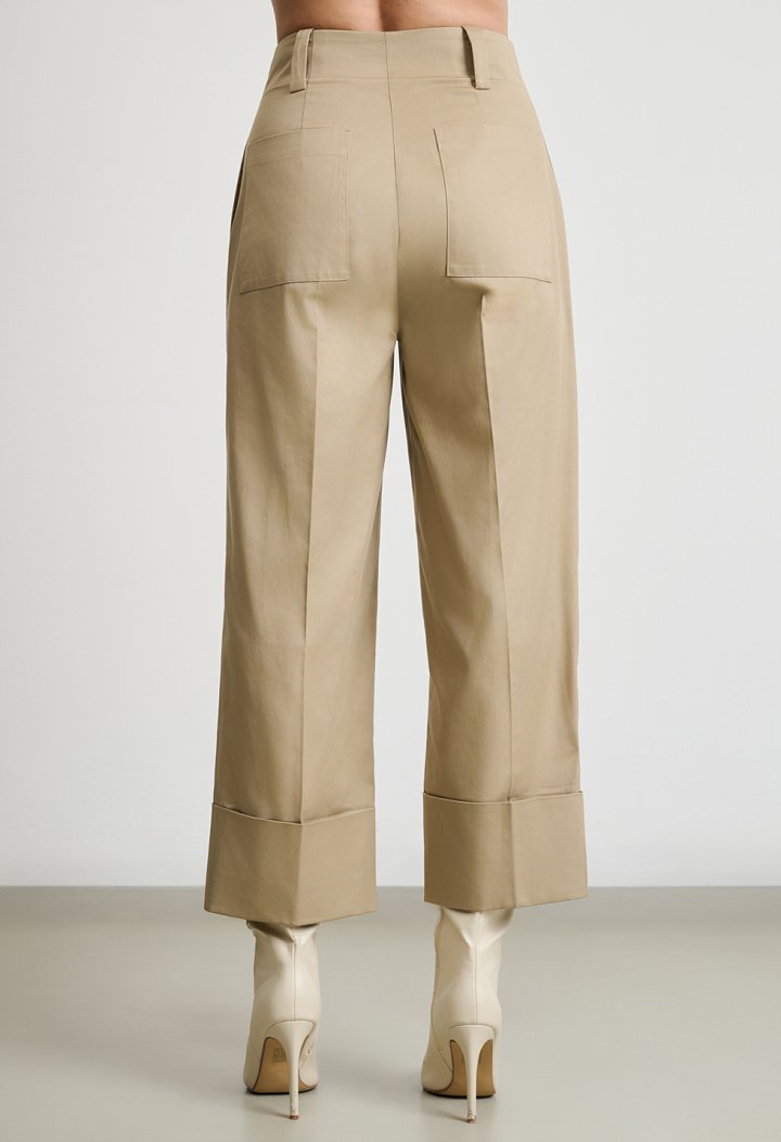 High-waisted trousers with turn-up hem