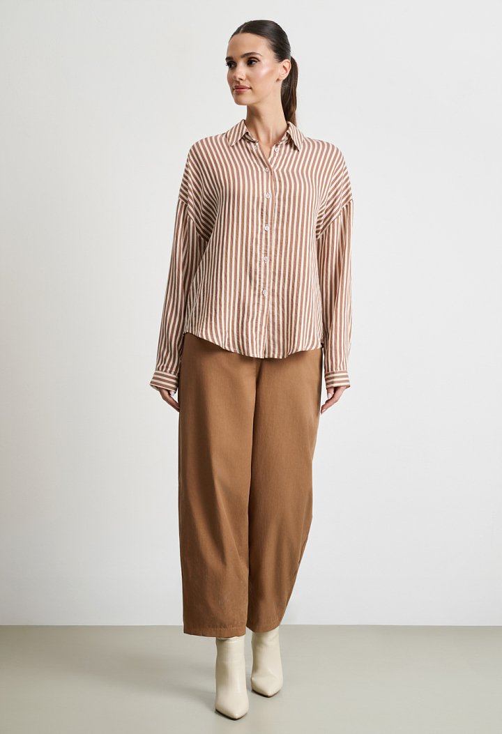 Straight-leg trousers with pockets