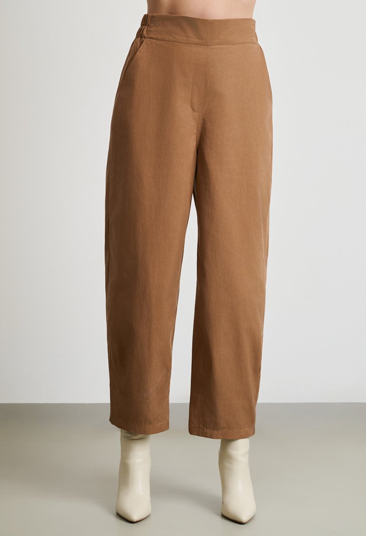 Straight-leg trousers with pockets