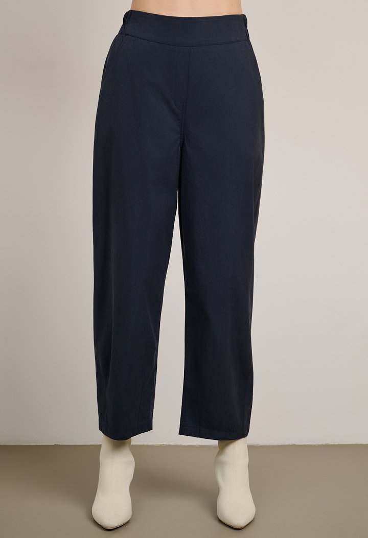 Straight-leg trousers with pockets