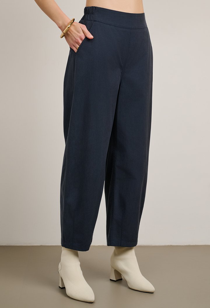 Straight-leg trousers with pockets
