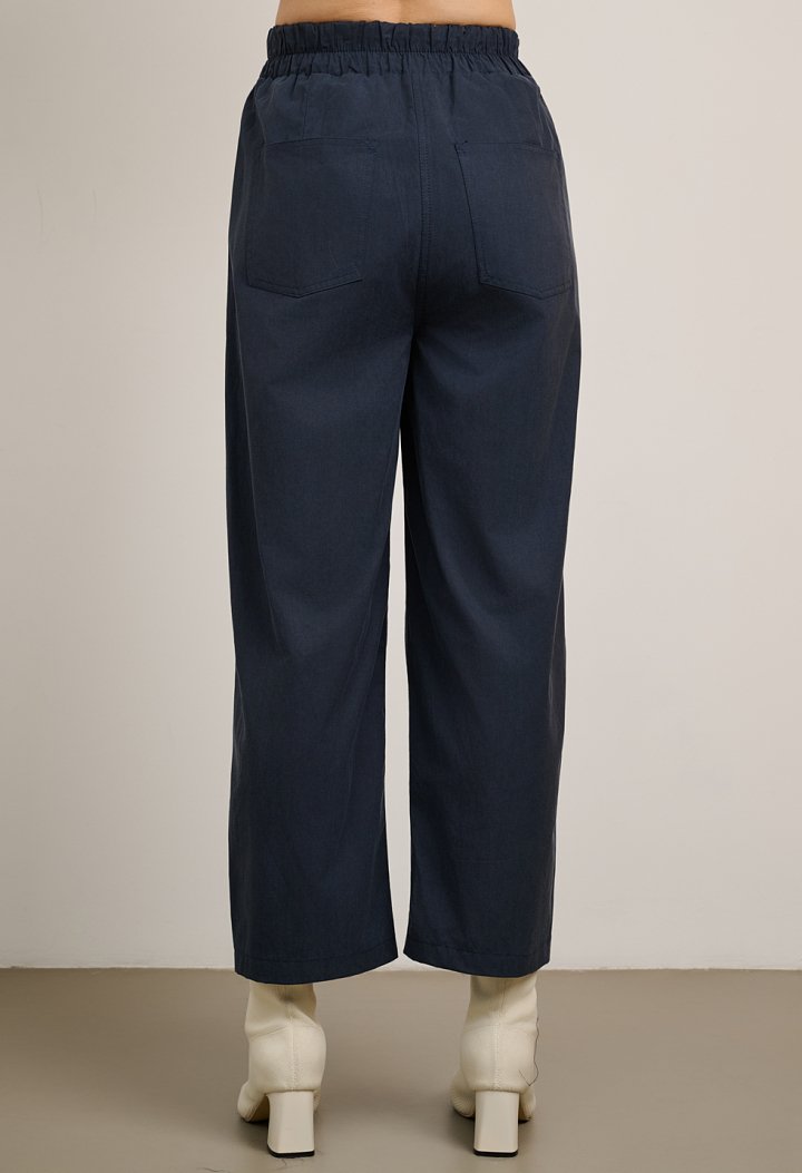 Straight-leg trousers with pockets