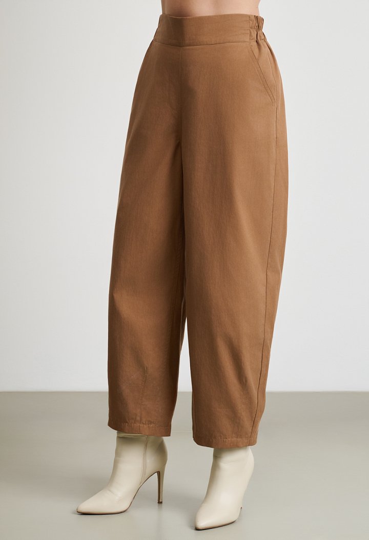 Straight-leg trousers with pockets