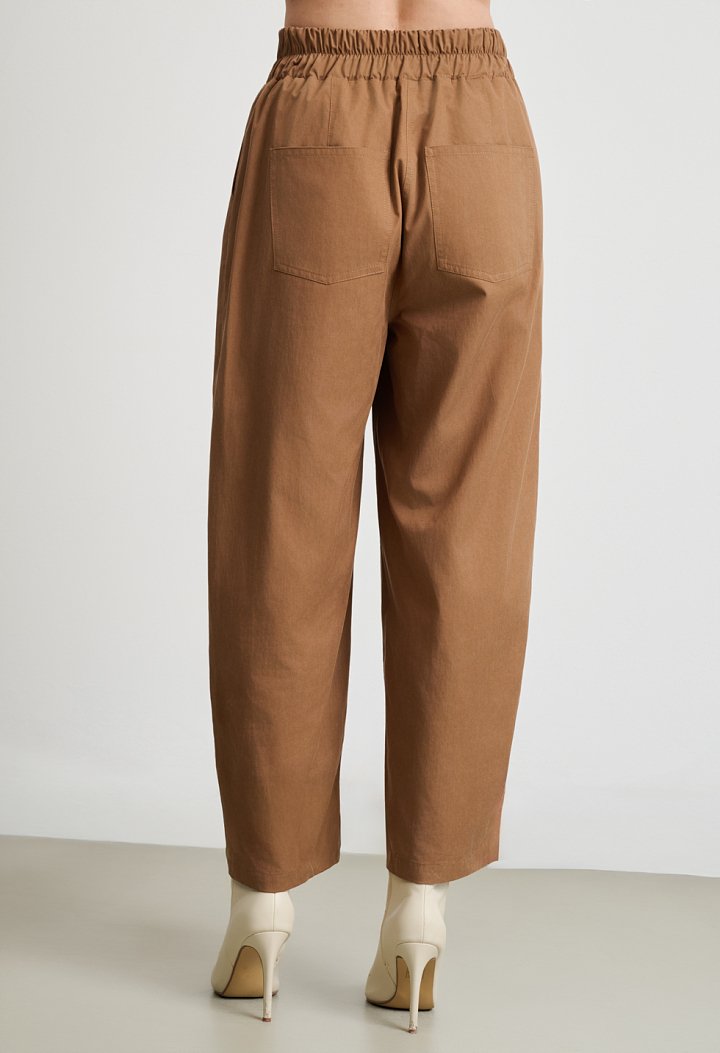 Straight-leg trousers with pockets