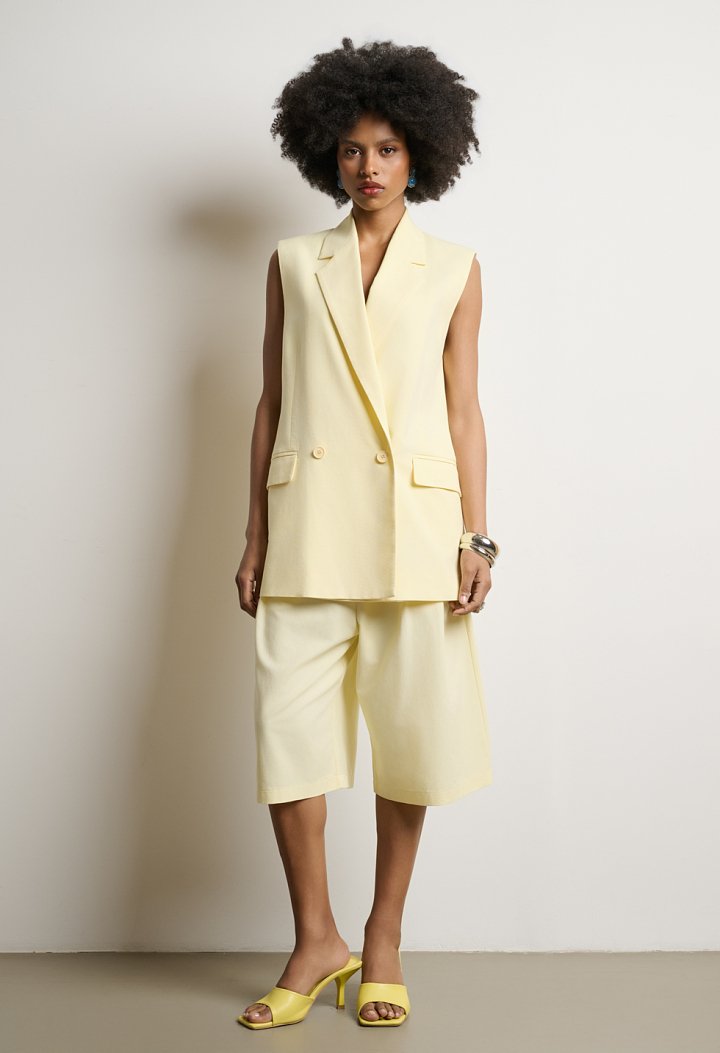 High-waisted bermuda shorts with pleats and pockets