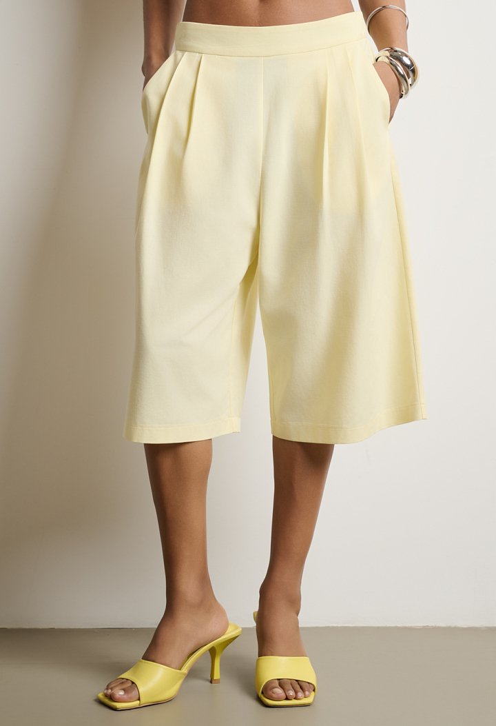 High-waisted bermuda shorts with pleats and pockets