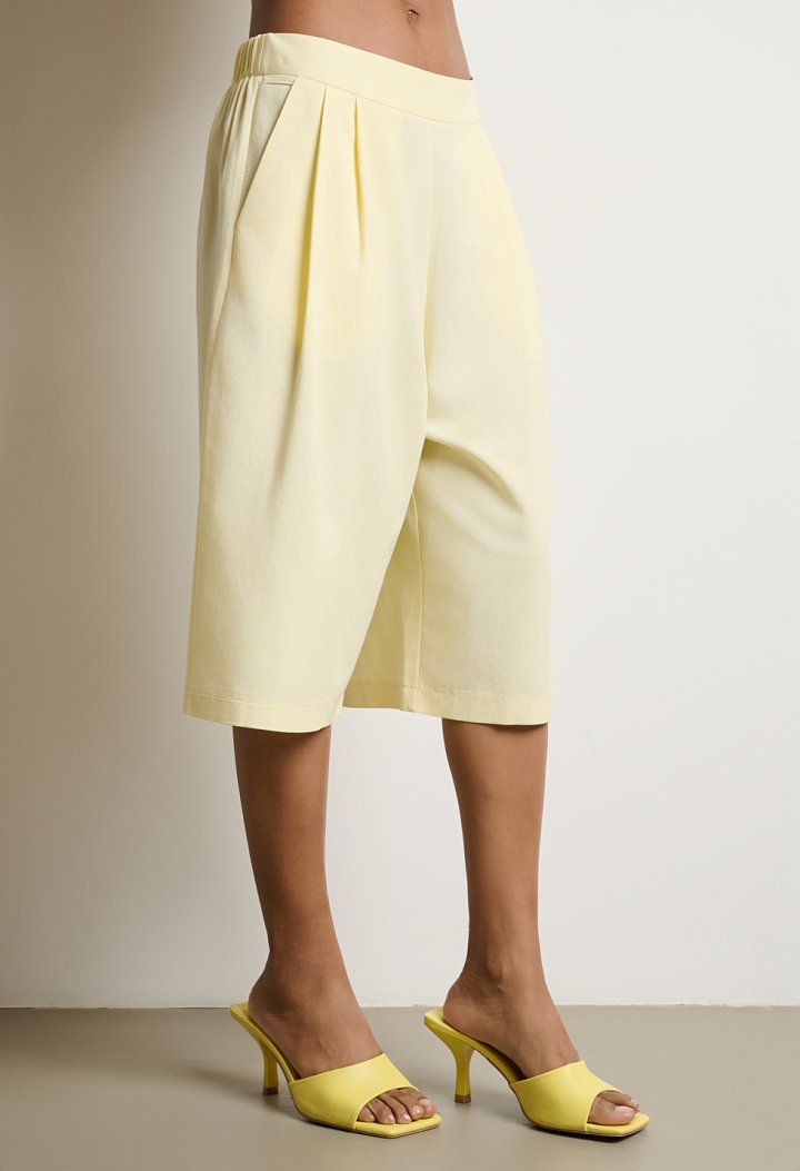High-waisted bermuda shorts with pleats and pockets
