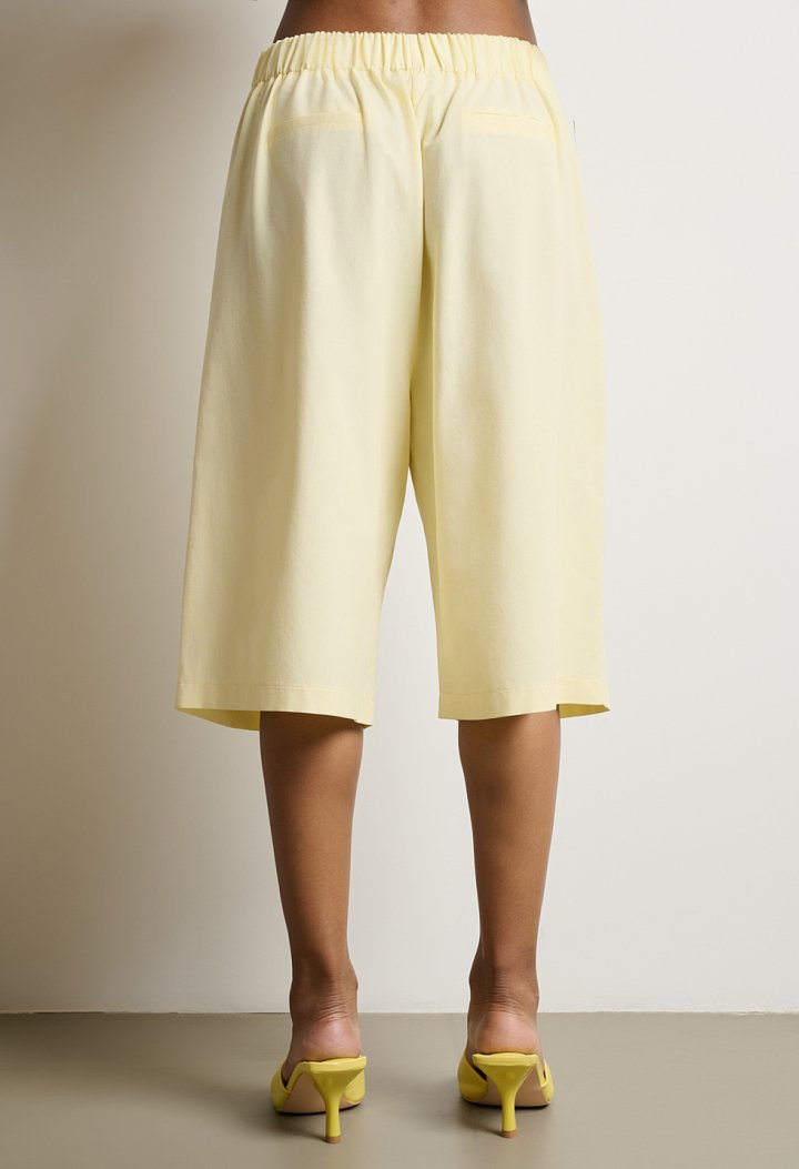 High-waisted bermuda shorts with pleats and pockets