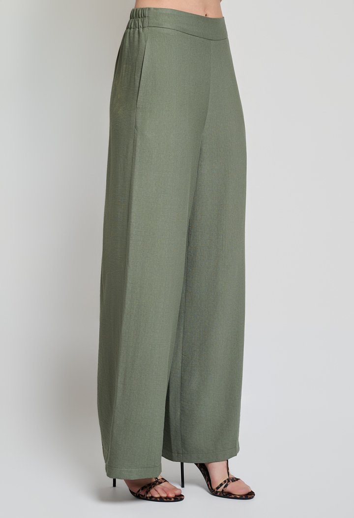 Wide-leg trousers with an elastic waistband