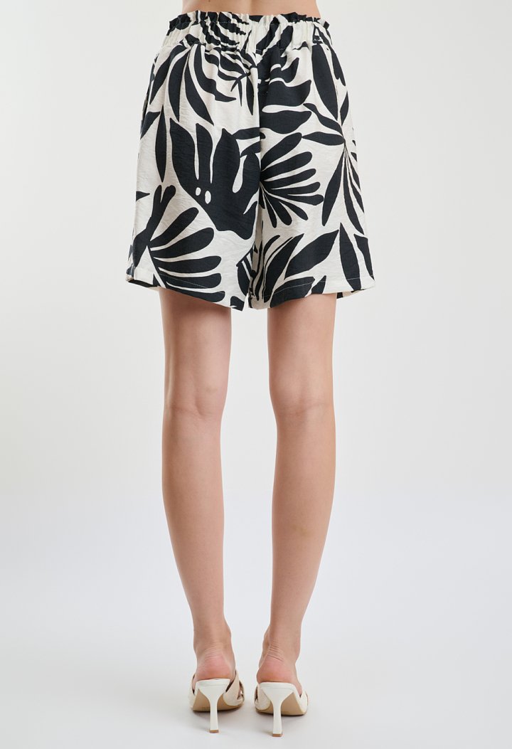 Σορτς με ασπρόμαυρο tropical print και ελαστική μέση