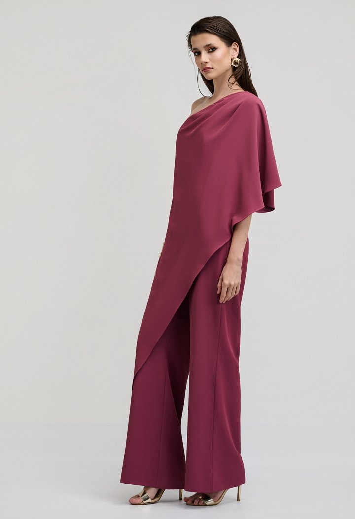 Βραδινό jumpsuit με ασύμμετρη κάπα