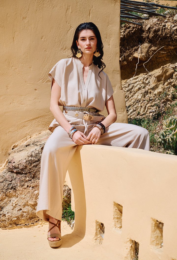 Set with a button-up blouse and trousers with an elastic waistband