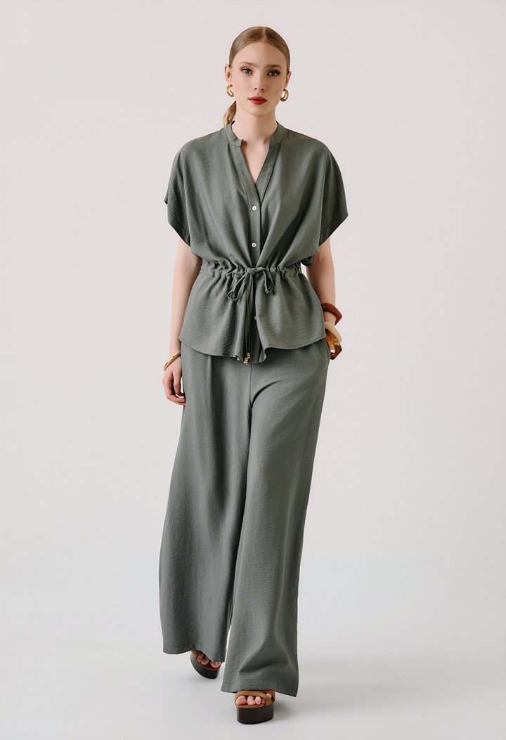 Set with a button-up blouse and trousers with an elastic waistband