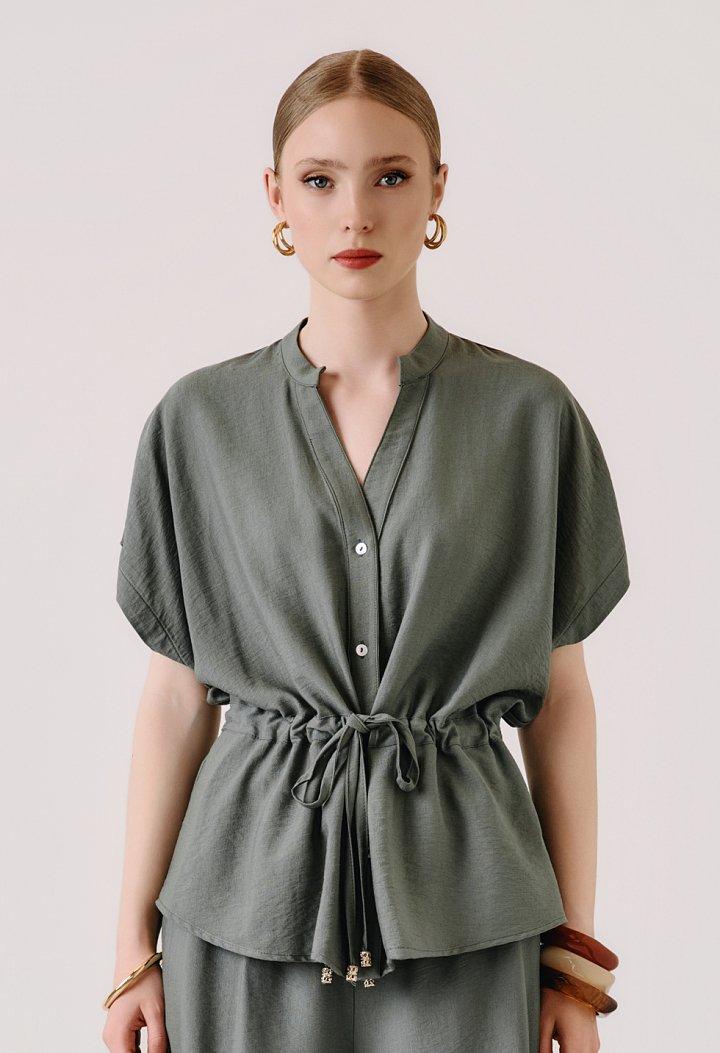 Set with a button-up blouse and trousers with an elastic waistband