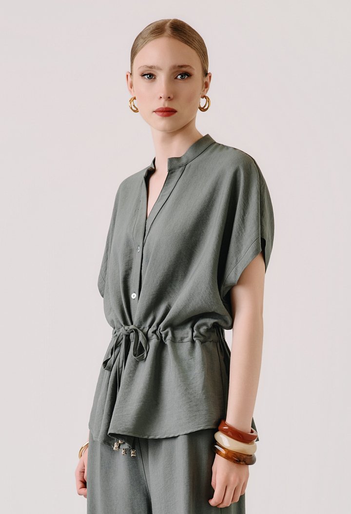 Set with a button-up blouse and trousers with an elastic waistband
