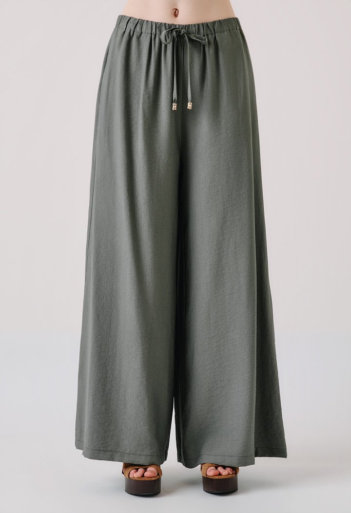Set with a button-up blouse and trousers with an elastic waistband