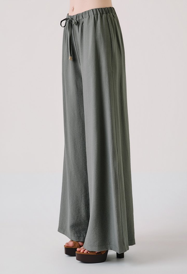 Set with a button-up blouse and trousers with an elastic waistband