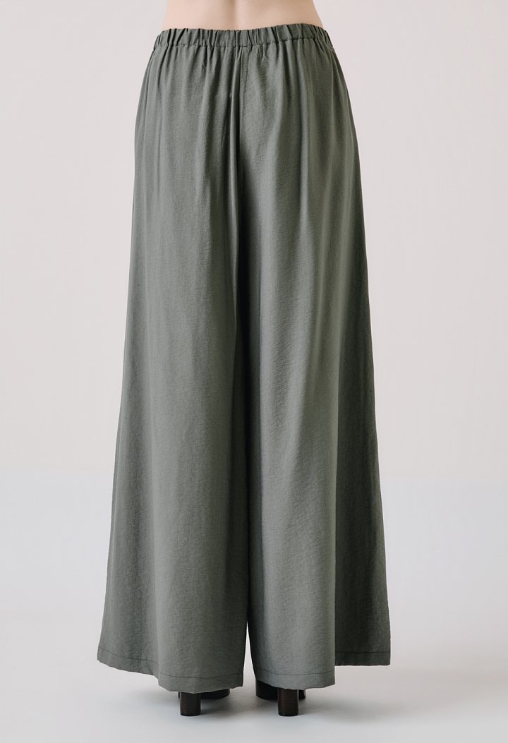 Set with a button-up blouse and trousers with an elastic waistband