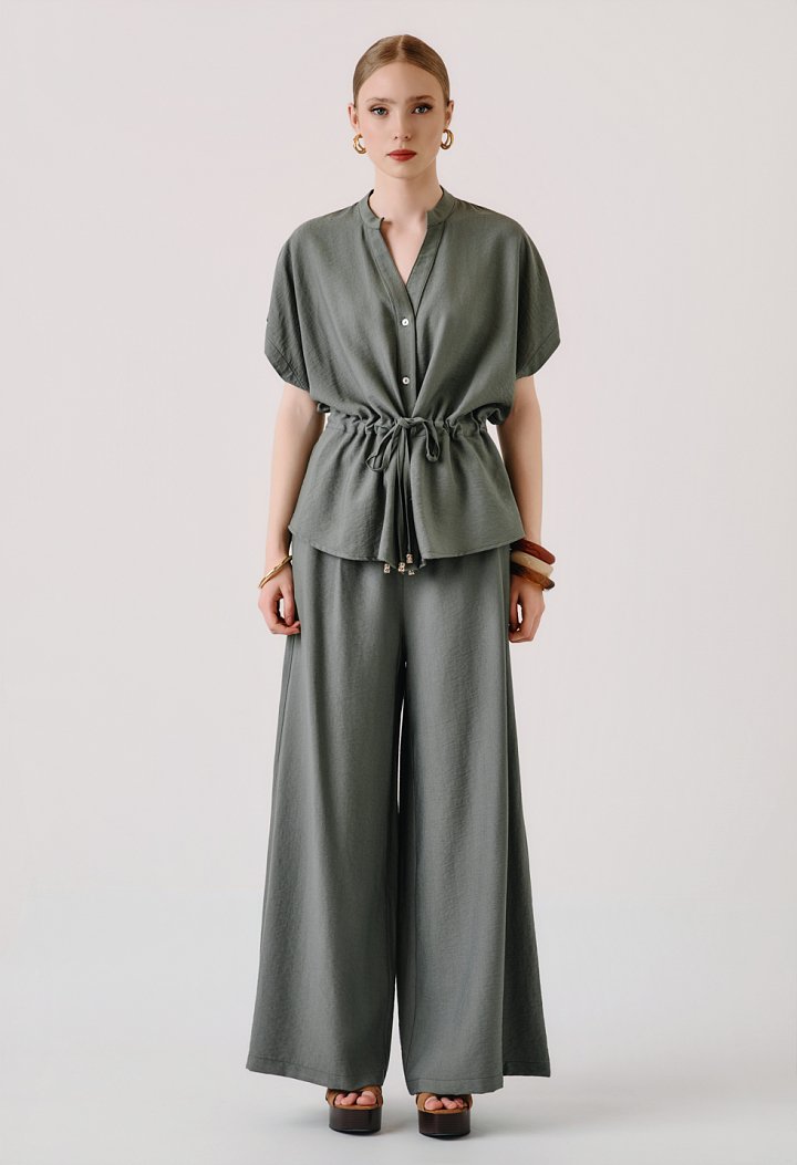 Set with a button-up blouse and trousers with an elastic waistband