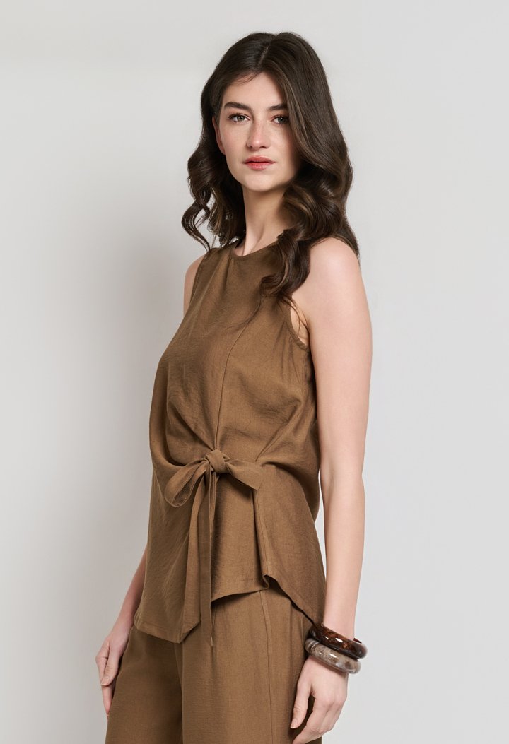 Set with a sleeveless top and balloon pants