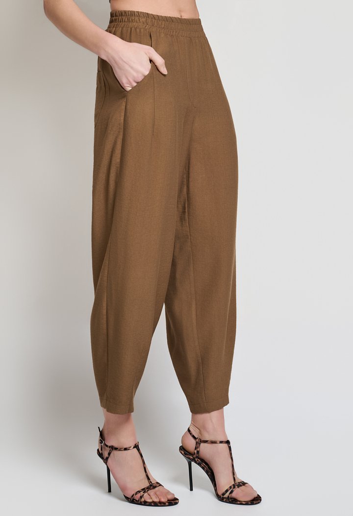 Set with a sleeveless top and balloon pants