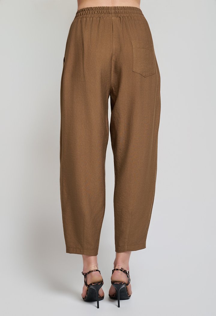 Set with a sleeveless top and balloon pants